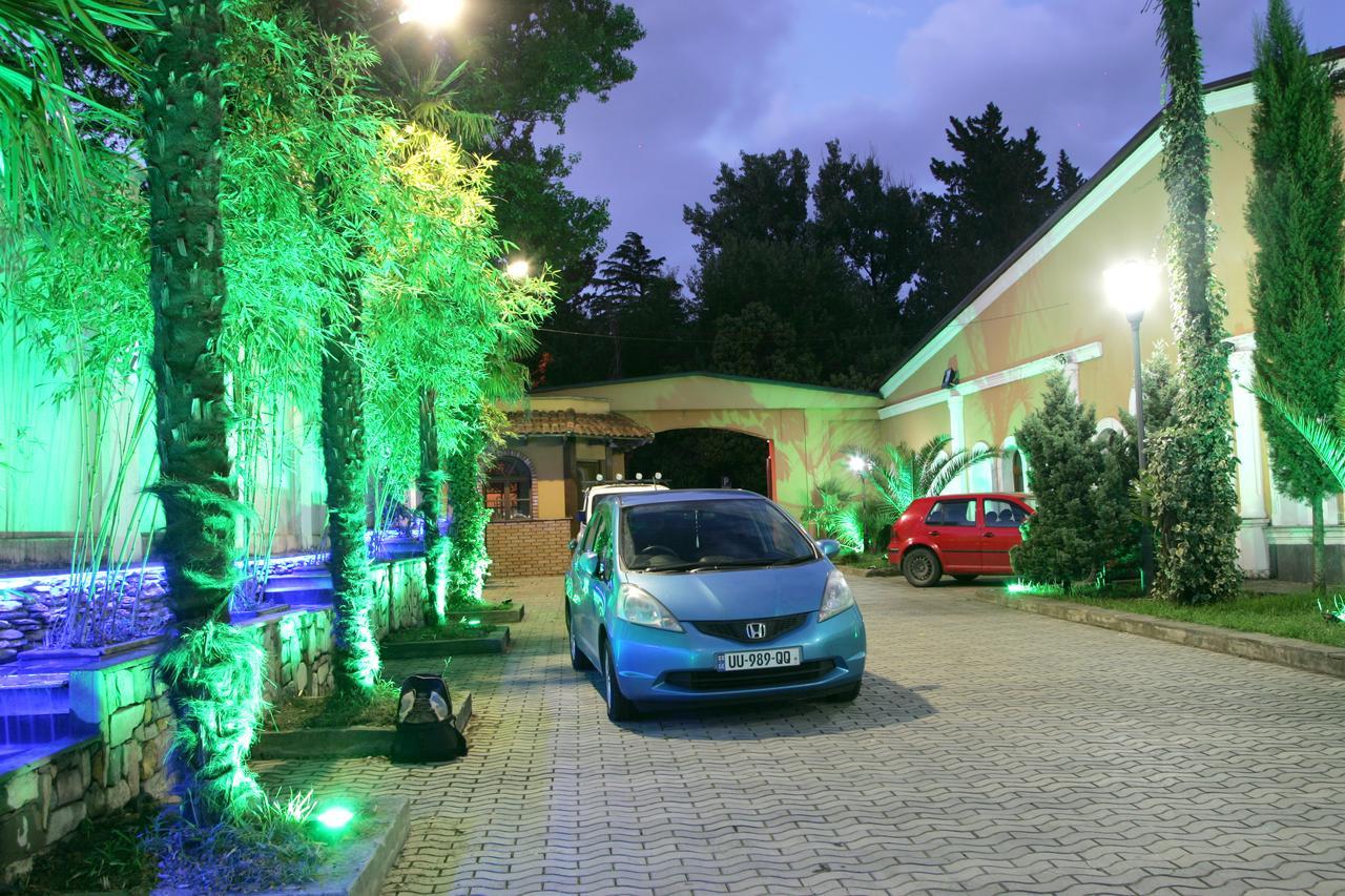 Eleon Hotel Кутаиси Екстериор снимка