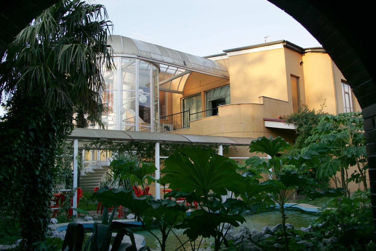 Eleon Hotel Кутаиси Екстериор снимка