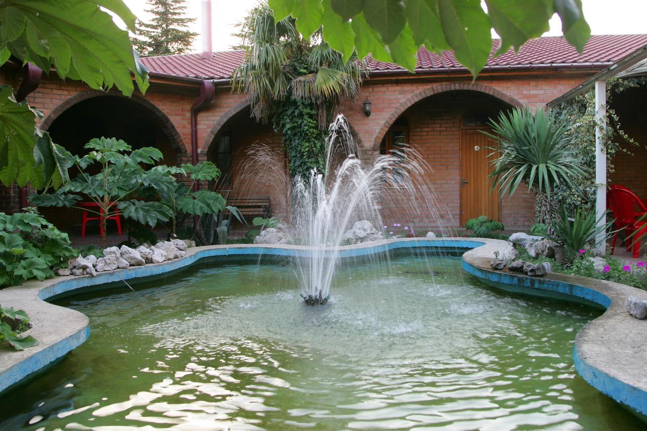 Eleon Hotel Кутаиси Екстериор снимка