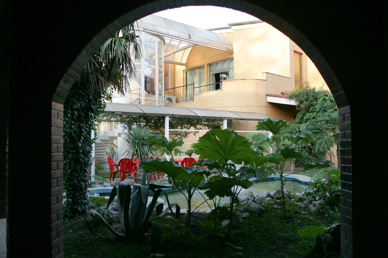 Eleon Hotel Кутаиси Екстериор снимка
