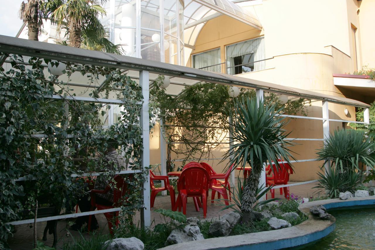 Eleon Hotel Кутаиси Екстериор снимка