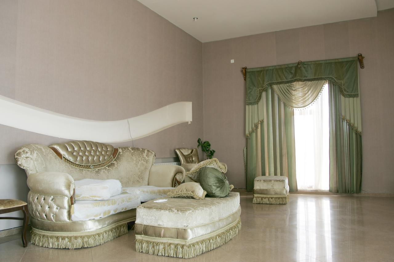 Eleon Hotel Кутаиси Екстериор снимка