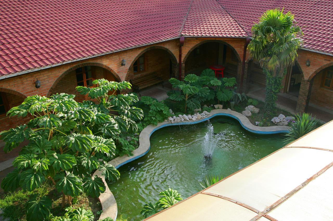 Eleon Hotel Кутаиси Екстериор снимка