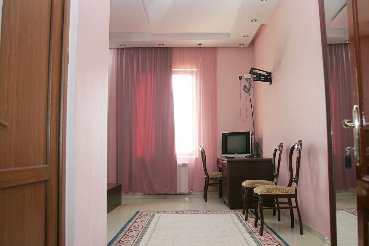 Eleon Hotel Кутаиси Екстериор снимка
