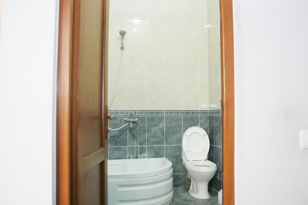 Eleon Hotel Кутаиси Екстериор снимка